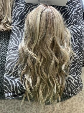 Blonde Wavy Women’s wig - Natural Blonde, gently used and has a lot of life left